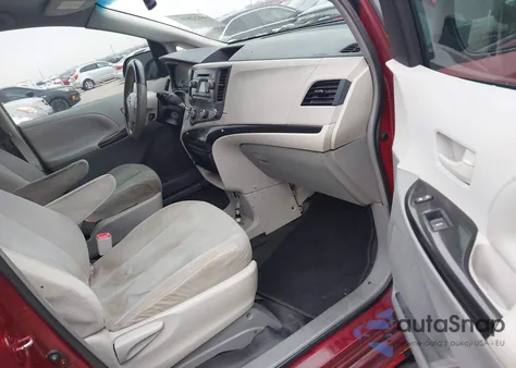 2012 Toyota Sienna Base V6 7 Passenger z USA, uszkodzony, nr VIN 5TDZK3DC0CS256616